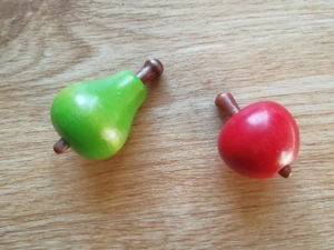 Holzkreisel Tischkreisel Kreisel Holz Miniatur Apfel Birne grün rot