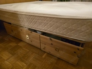 Wasserbett mit Holzsockel