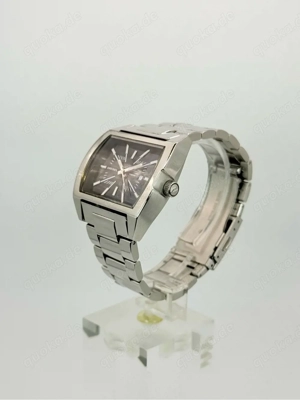 Diesel DZ-5114 - Markante Edelstahl-Armbanduhr mit Datum