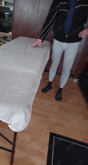 Ü60-Hobby-Masseur, massiert Körper und Schwanz mit Öl