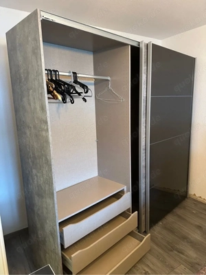 Kleiderschrank mit Schiebetüren