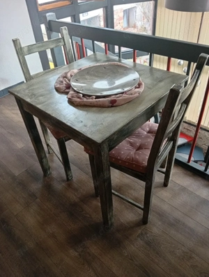 tisch mit zwei Stühlen