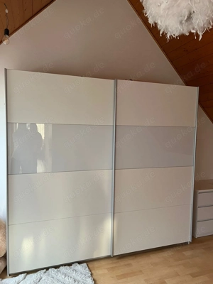 weißer Schlafzimmerschrank mit Schwebetüren