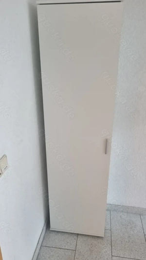 weißer Hochschrank