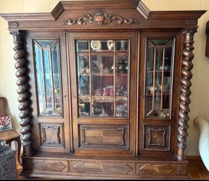 Antiker Wohnzimmerschrank zu verkaufen