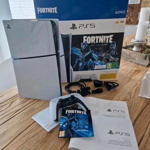 Playstation5 mit Controller und Fortnite