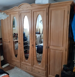 Schöner Vollholz Kleiderschrank