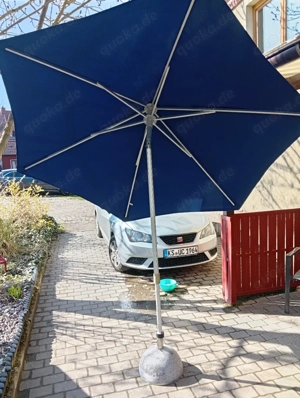 blauer Sonnenschirm  Bild 4