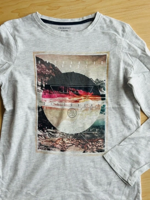 Langarmshirt - Primark, Jungen, Gr. 146 grau mit Motiv - kleiner Fleck am Ärmel Bild 2