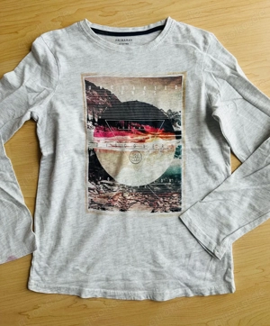 Langarmshirt - Primark, Jungen, Gr. 146 grau mit Motiv - kleiner Fleck am Ärmel Bild 3