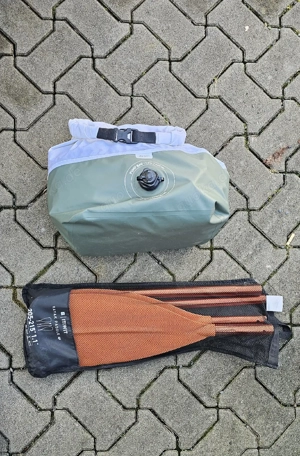 Packraft mit Paddel 