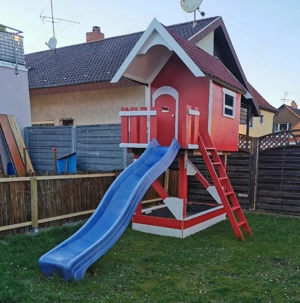 Rot-weißes Gartenspielhaus zu verschenken