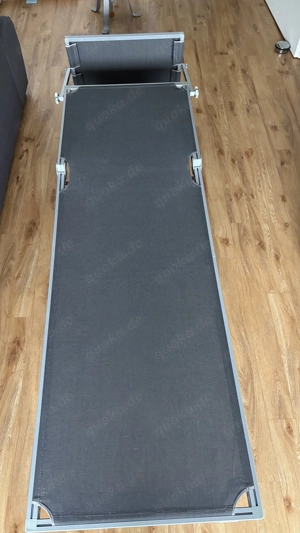 ch verkaufe hier eine Balkon- bzw. Gartenliege mit Sonnendach.