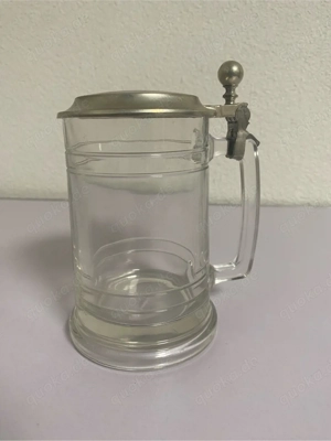 Glaskrug mit aufklappbarem Zinndeckel