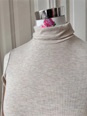 Beiger Rollkragenpullover, S Bild 3