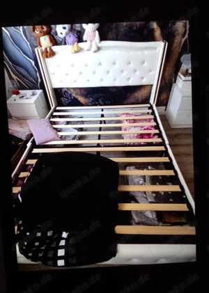 Bett  mit Nachtschränken abzugeben 