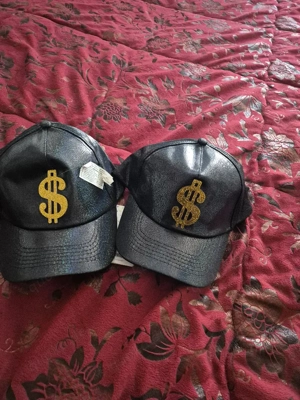 ich verkaufe 2 mütze sind neu 