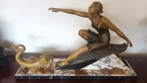 Art Deco Skulptur Frau mit Fisch auf Marmorsockel um 1925