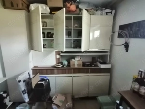 Altes Küchenbuffet, teils an den Griffleisten leicht beschädigt