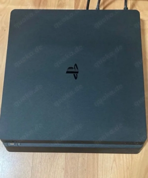 PS4 mit einem Controller