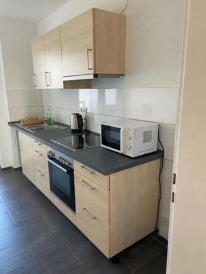 Moderne Küchenzeile mit Geräten & Tisch   top Zustand