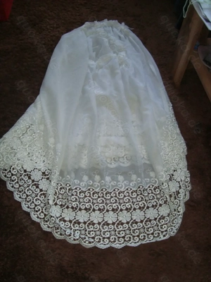 Gardine mit schöner,breiter Spitzenkante