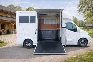 Renault Master Pferdetransporter mit hochwertigem Roelofsen Aufbau 
