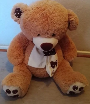 Kuscheliger Teddybär mit Schal 