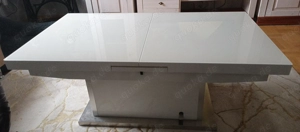 Wohnzimmer und Esstisch 