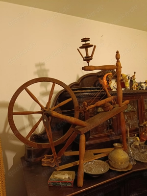 Spinnrad historisch Antik und Schafswolle Schafwolle