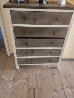 Zwei Kommoden zu verkaufen.