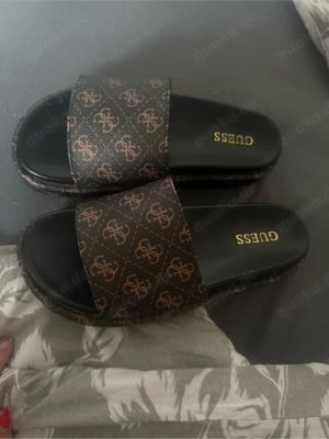 sommerschuhe mit GUESS Logo 