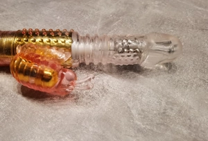 Gebrauchtes Sexspielzeug - stoßender Perlenvibrator 