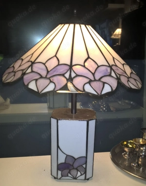 Tiffany Tischlampe weiß lila mit beleuchtetem Fuß