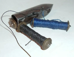 Nähmaschinen-Schiffchen Schwingschiffchen mit 3 Langspulen und Anleitung. Bild 2