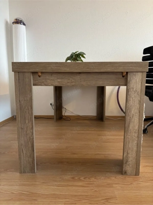 Stabiler und großer Esstisch aus Holz