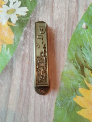 Ein,jüdisches Türschild.