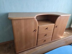 Sideboard und Bett mit Nachttischen