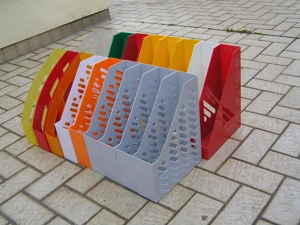 18 Stehsammler aus Kunststoff zu verschenken