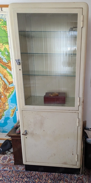 Arztschrank, Metall und Glas, restaurationsbedürftig