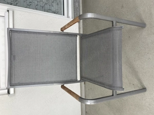 Stuhl mit Holzarmlehnen   Bequem & Wetterfest