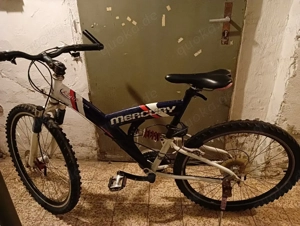blaues Mountainbike im sehr guten Zustand 