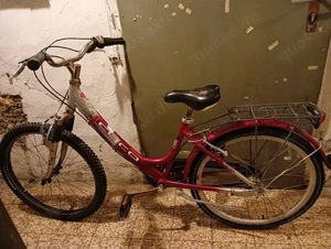 rotes Fahrrad vorne neuer reifen 