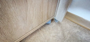 Tisch mit Regal und Rollschrank Bild 2