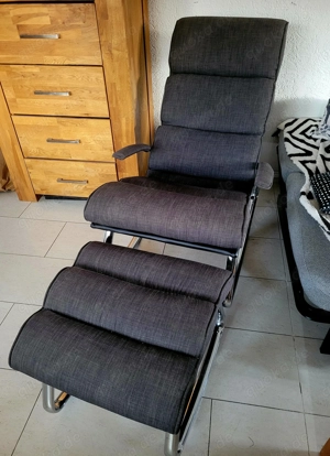 Moderner Schaukelsessel, grau, mit Fußhocker