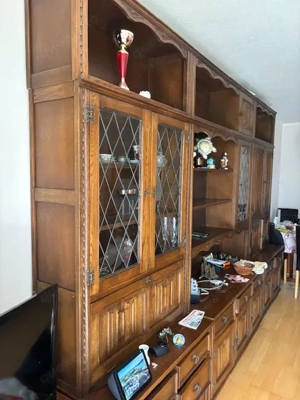 Wohnungsauflösung, Schrankwand Eiche, Kommoden, Lampen, Bettsofa abzugeben