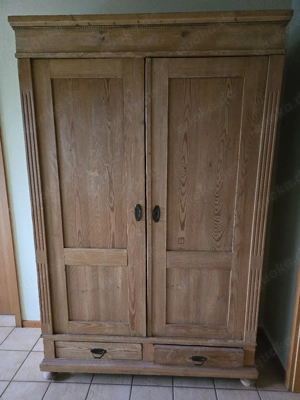 Antiker Schrank
