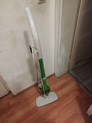 Ein Dampfbesen mit zwei auswaschbaren Wischtüchern