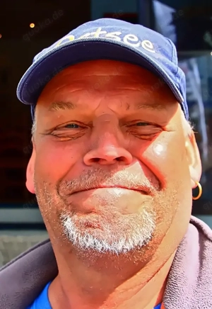 Er sucht f. seinen ersten Dreier ...