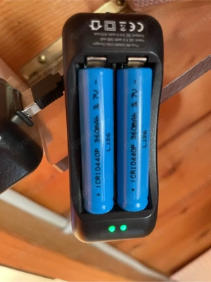 Ladeadapter mit 4 Akkus